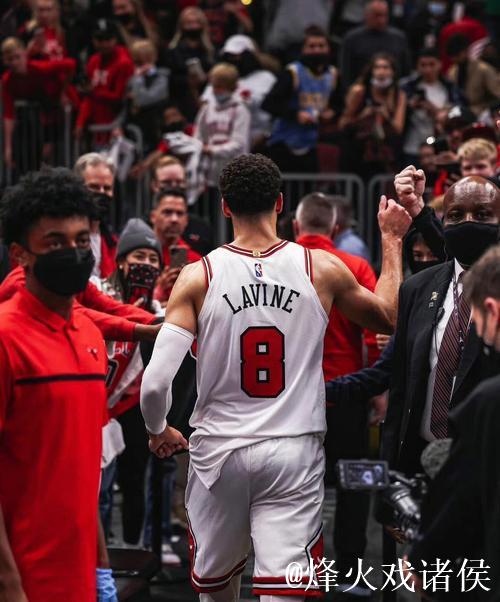 美记：密尔沃基雄鹿一直在关注扎克-拉文